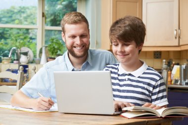 Erkek ev Tutor çocuk çalışmaları ile yardım