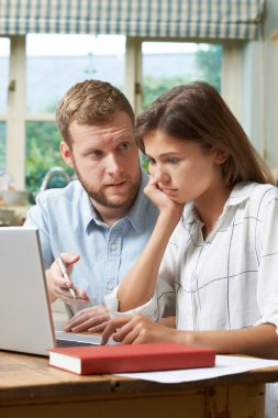 Erkek ev Tutor çalışmaları ile genç kıza yardım