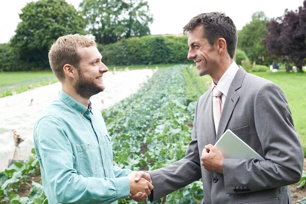 Agricultor y empresario estrechando la mano — Foto de Stock