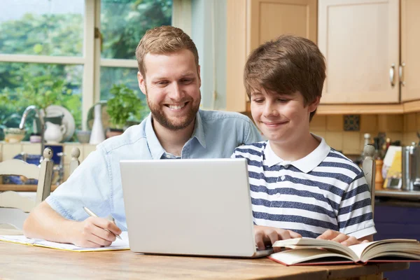 Hombre Home Tutor Ayudando a Niño con Estudios — Foto de Stock