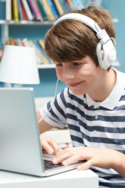 Adolescente niño usando tecnología en dormitorio —  Fotos de Stock