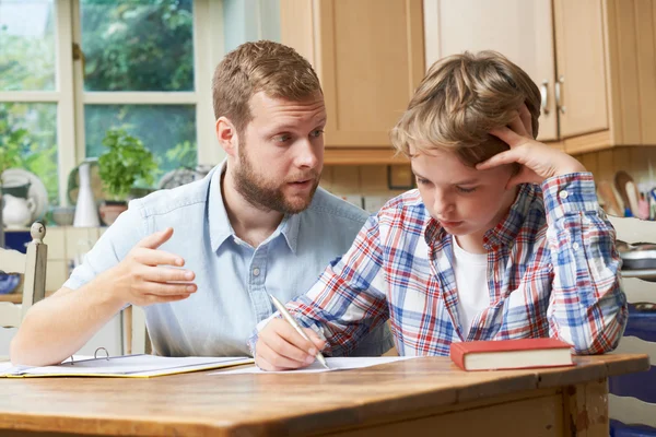 Masculino casa tutor ajudando menino com estudos — Fotografia de Stock