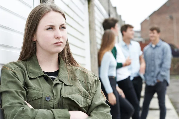 Teenager-Bande hängt im städtischen Umfeld herum — Stockfoto