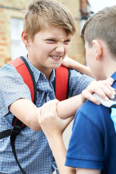 Dos chicos peleando en el patio de recreo de la escuela — Foto de Stock