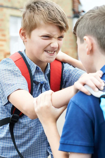 Due ragazzi che combattono nel parco giochi della scuola — Foto Stock