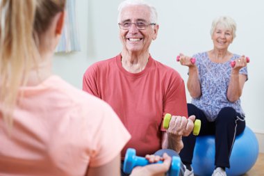 Yaşlılar Fitness sınıfı hocası ile