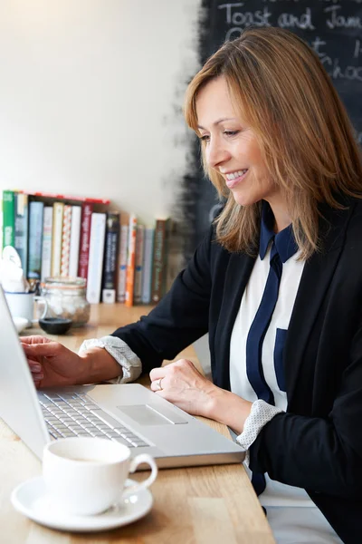 Mujer de negocios usando el ordenador portátil en el café —  Fotos de Stock