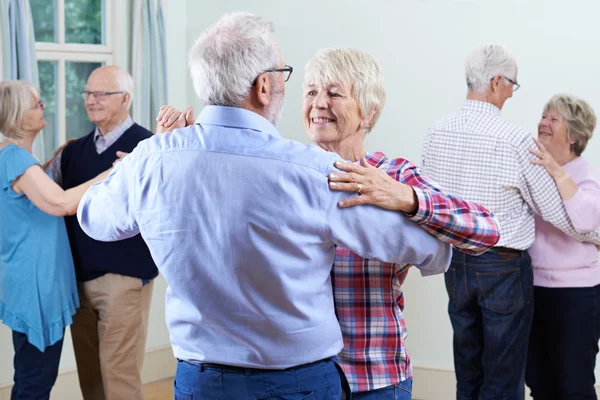 Groep van senioren die genieten van Club samen dansen — Stockfoto