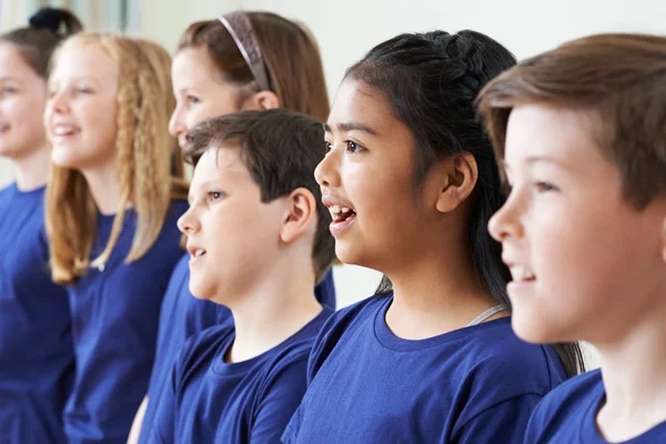 Группа школьников, поющих в хоре вместе — стоковое фото