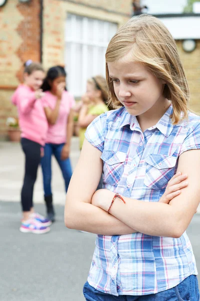 Infeliz chica siendo chismoso acerca de por escuela amigos — Foto de Stock