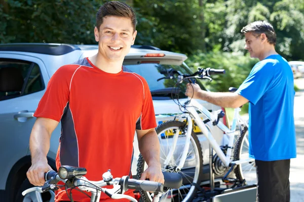 Deux hommes font du vélo ensemble — Photo