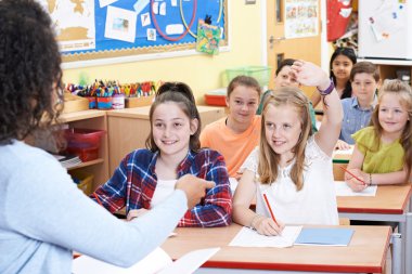 Kadın İlköğretim öğrenci sınıf soru cevap