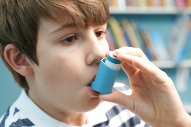 Çocuk astım krizi tedavisinde Inhaler kullanarak