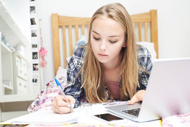 Genç kız yatak odasında ödev yapmak laptop kullanma