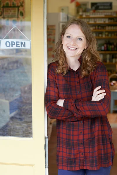 Porträtt av kvinna delikatessbutik ägare utanför butiken — Stockfoto