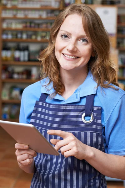 Porträtt av delikatesser ägare med Digital tablett — Stockfoto