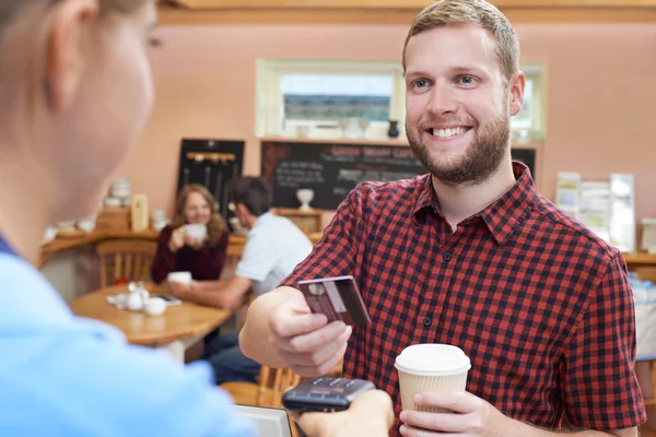 客户付使用非接触式终端的外卖咖啡 — 图库照片