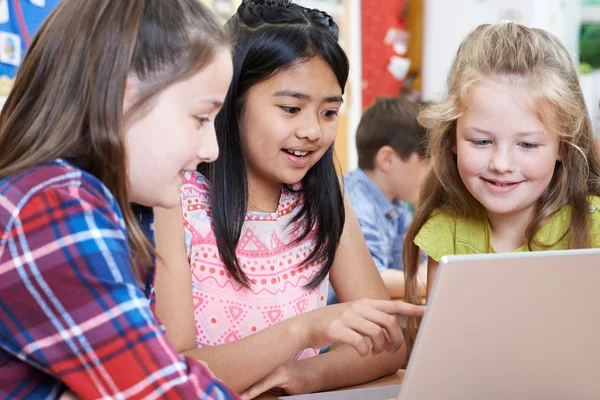 Grupo de niños de primaria que trabajan juntos en la computadora —  Fotos de Stock