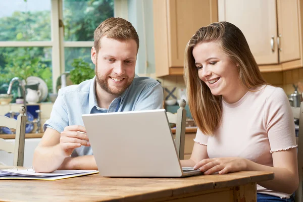 Man hem handledare hjälper tonårsflicka med studier — Stockfoto