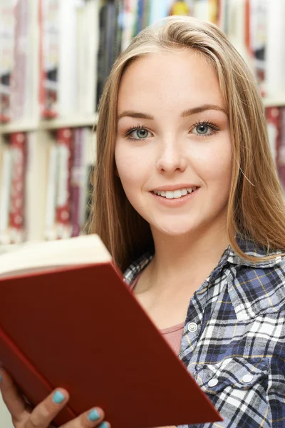 Ragazza adolescente lettura libro a casa — Foto Stock