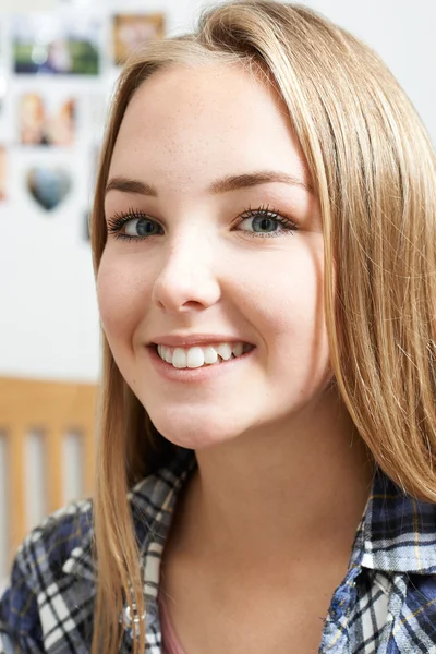 Ritratto di sorridente adolescente a casa — Foto Stock