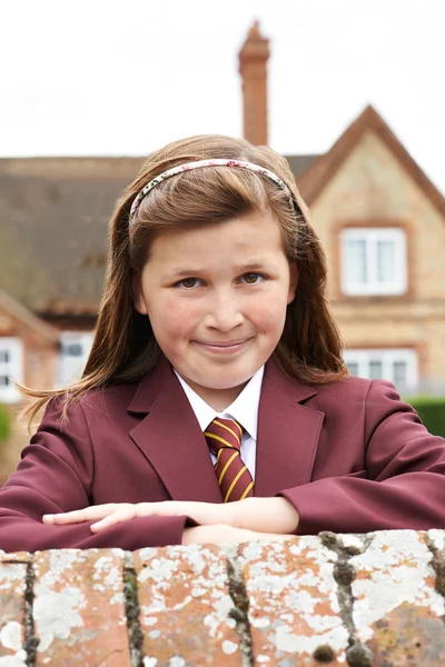 Portret van het meisje In Uniform buiten schoolgebouw — Stockfoto