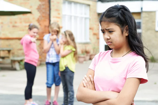 Menina infeliz sendo Gossiped sobre por amigos da escola — Fotografia de Stock