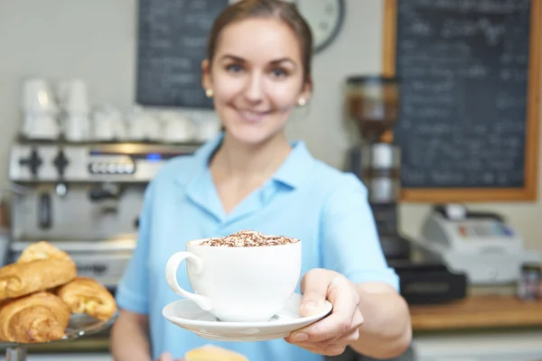 Serveerster in café waar klant met koffie — Stockfoto