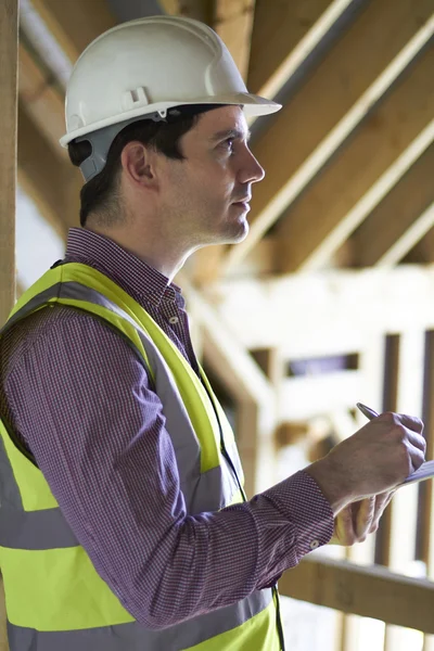 Строительный инспектор смотрит на новую недвижимость — стоковое фото