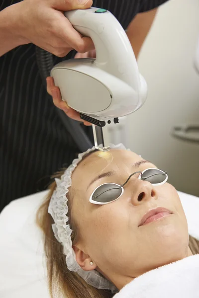 Kosmetolog som bedriver intensiv puls ljus behandling — Stockfoto
