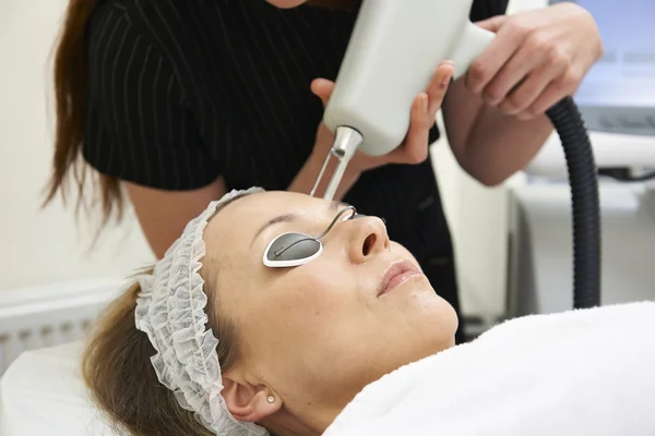 Kosmetička provádějící ošetření frakčním laserem — Stock fotografie