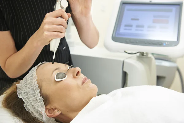 Косметолог Виконуючи Q перемикач лазерного лікування — стокове фото
