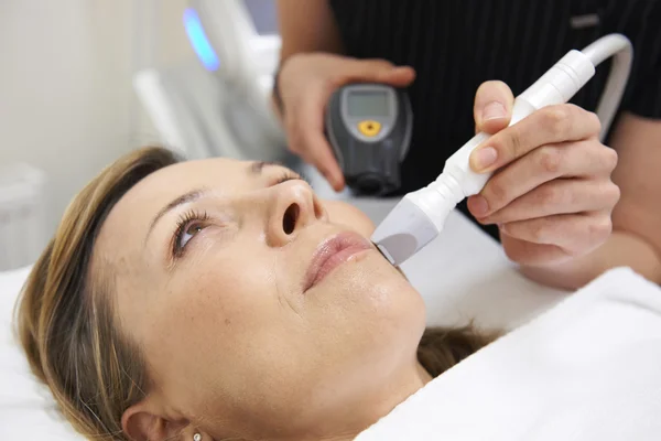 Kosmetolog utföra ultraljud hud föryngring — Stockfoto
