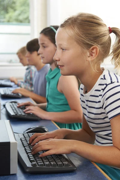 컴퓨터 클래스에서 초등학교 어린이 들의 그룹 — 스톡 사진