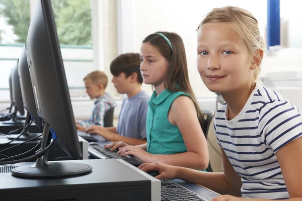Ilkokul çocuklarının bilgisayar sınıfı grup — Stok fotoğraf