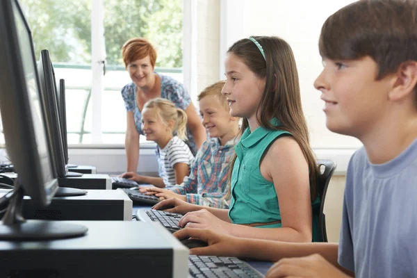 Groupe d'élèves élémentaires dans la classe d'ordinateur avec le professeur — Photo