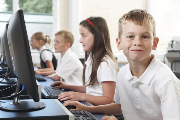 Alumno masculino elemental en clase de informática — Foto de Stock