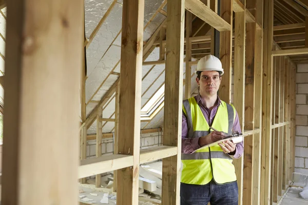 Building Inspector Looking At New Property — Stock Photo, Image