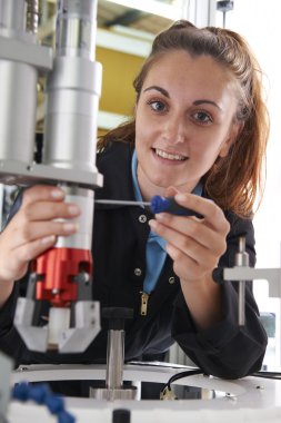 makine fabrikasında çalışan kadın mühendisi çırak