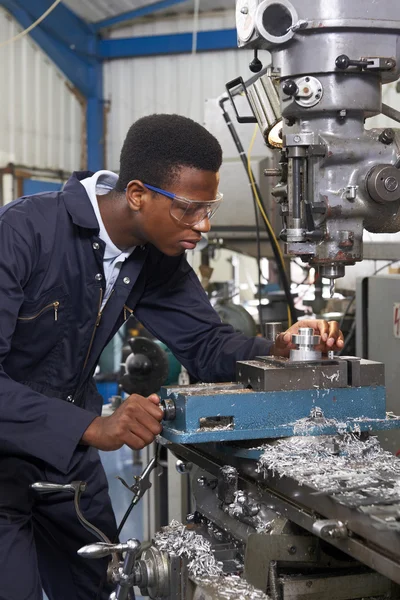 Mannelijke leerling ingenieur bezig met boor in fabriek — Stockfoto