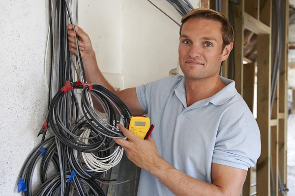 Elektriker passande ledningar på byggarbetsplats — Stockfoto