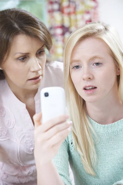 Madre reconfortante hija siendo intimidada por mensaje de texto —  Fotos de Stock