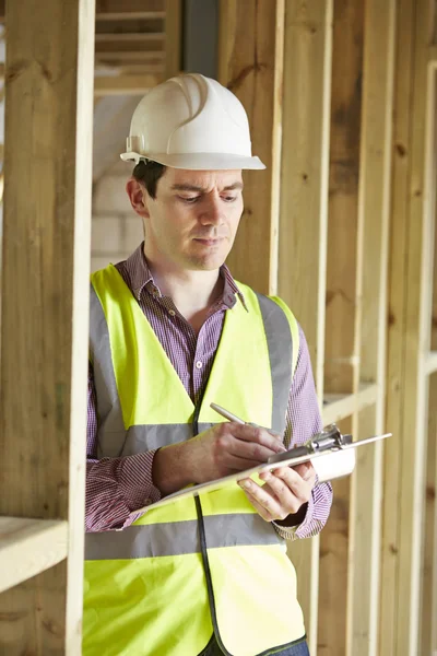 Building Inspector Looking At New Property — Stock Photo, Image