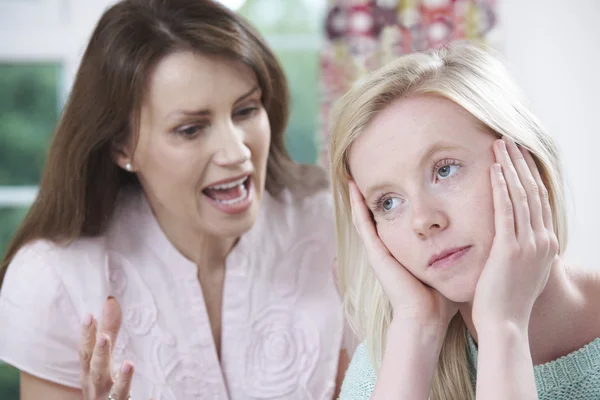 Mother Arguing With Teenage Daughter — Stock Photo, Image