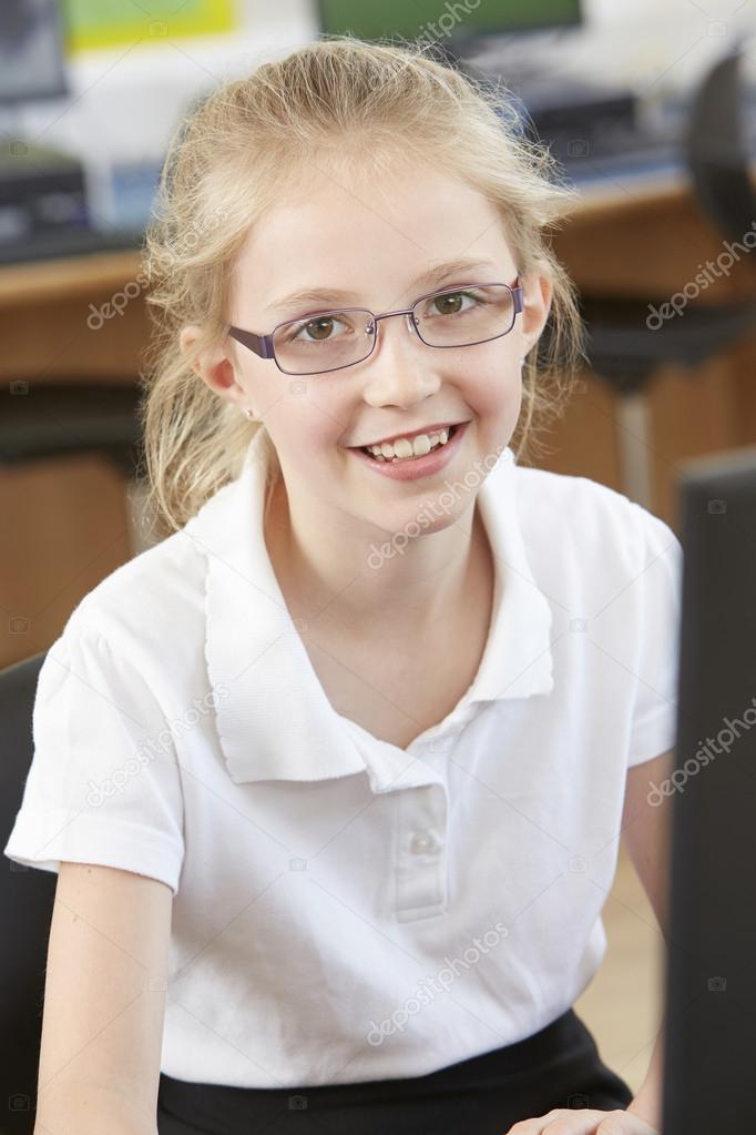 Female Elementary School Pupil In Computer Class — Stock Photo