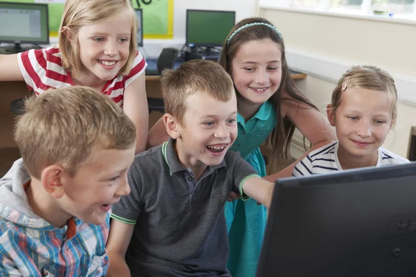 Groupe d'élèves du primaire en classe d'informatique — Photo