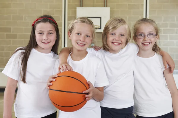 Squadra di sport della scuola femminile in palestra con pallacanestro — Foto Stock