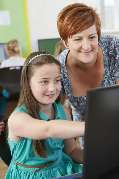先生とコンピュータ ・ クラスで小学校の女子生徒 — ストック写真