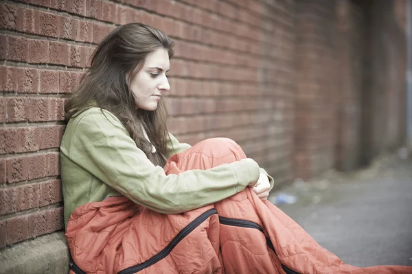 Vulnerable Teenage Girl Sleeping On The Street — Stock Photo, Image