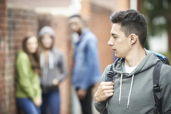 Adolescente sintiéndose intimidado mientras camina a casa — Foto de Stock